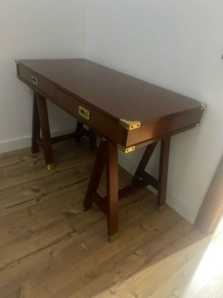 Escritorio de madera con detalles metálicos