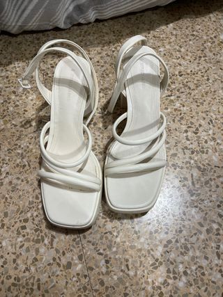 Sandalias Stradivarius tacón tiras blancas