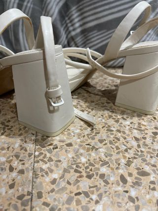 Sandalias Stradivarius tacón tiras blancas