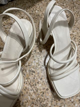 Sandalias Stradivarius tacón tiras blancas