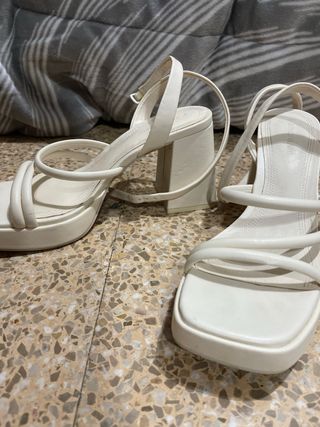 Sandalias Stradivarius tacón tiras blancas