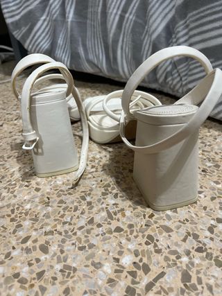 Sandalias Stradivarius tacón tiras blancas