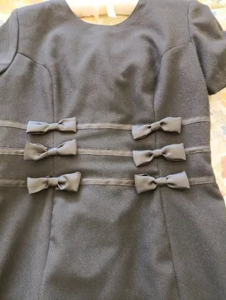 Vestido negro con lazos