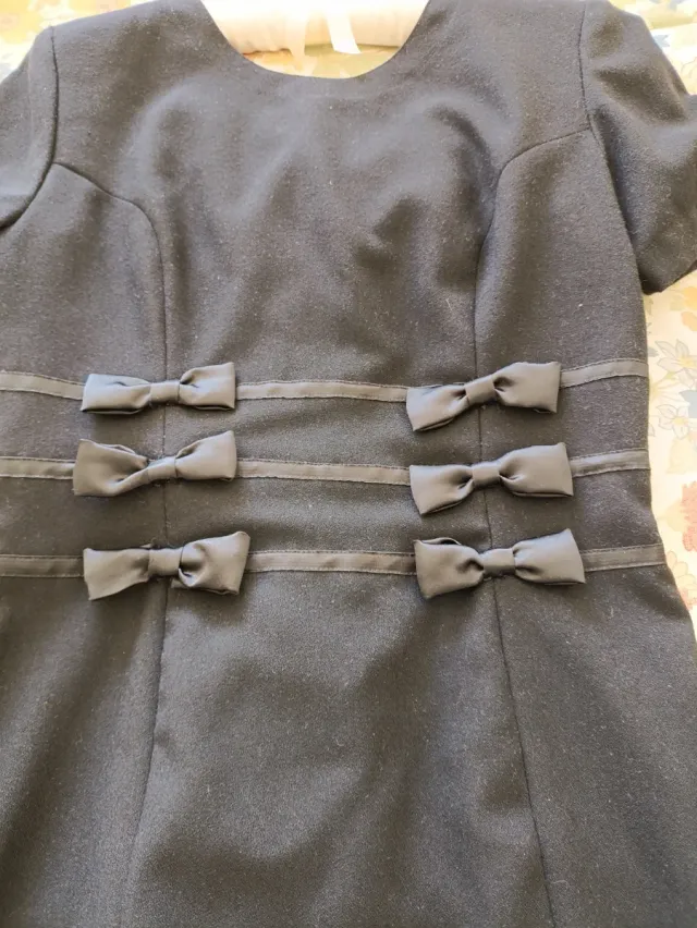 Vestido negro con lazos