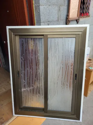 Ventana corredera con diseño de bambú