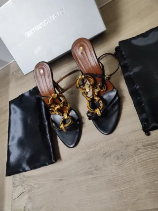 Sandalias  tacon  Gianmarco Lorenzi Negro y Dorado