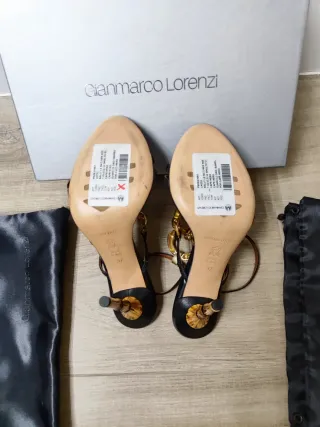 Sandalias  tacon  Gianmarco Lorenzi Negro y Dorado