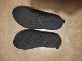 Escarpines niño Decathlon T. 30-31. Fácil de poner