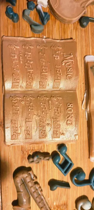 Jabones musicales: saxo, violín, viola, trompa, pi