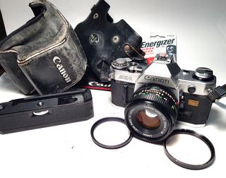 Canon AE-1 con lente FD f=50mm/1:1.8