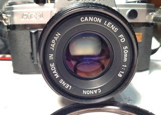 Canon AE-1 con lente FD f=50mm/1:1.8