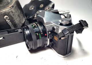 Canon AE-1 con lente FD f=50mm/1:1.8