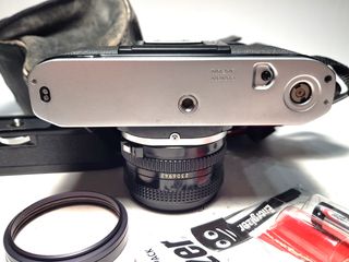 Canon AE-1 con lente FD f=50mm/1:1.8