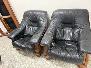 Sofá y sillones de piel y madera.