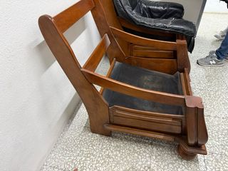 Sofá y sillones de piel y madera.