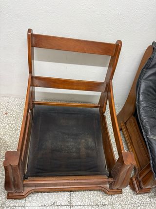 Sofá y sillones de piel y madera.