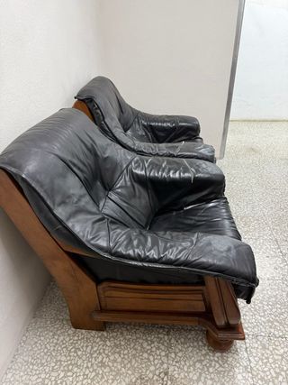 Sofá y sillones de piel y madera.