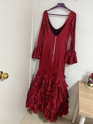 Traje de Flamenca Rojo con Lunares Negros