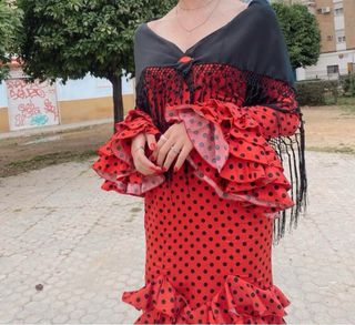 Traje de Flamenca Rojo con Lunares Negros