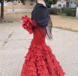 Traje de Flamenca Rojo con Lunares Negros
