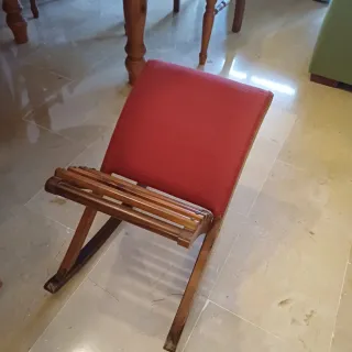 Reposapiés de madera con cojín rojo