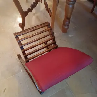 Reposapiés de madera con cojín rojo