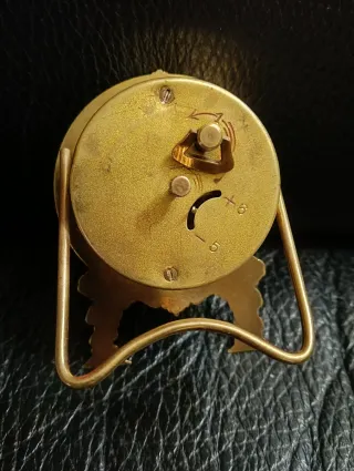 Reloj de sobremesa antiguo con querubines