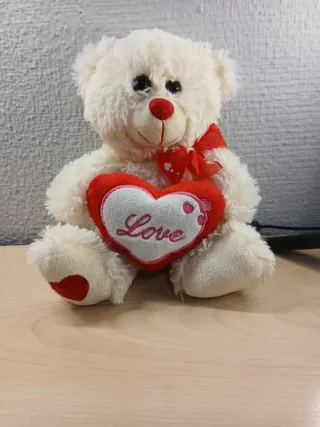 Oso de peluche con corazón love