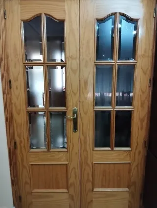 Puertas de madera de pino con y sin cristal