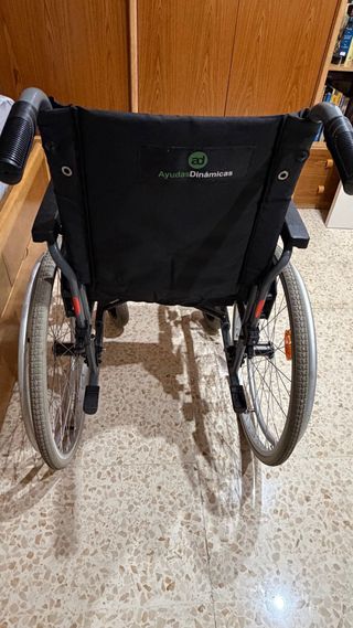 Silla de ruedas con cojín terapéutico