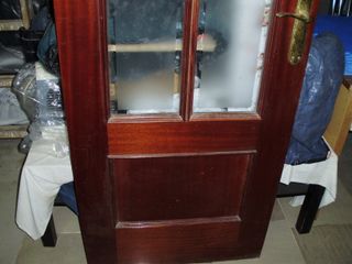 Puerta de madera con cristales