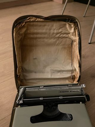 Máquina de escribir Hispano Olivetti Pluma 22