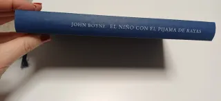 El niño con el pijama de rayas