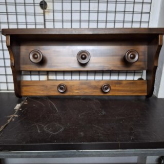 Perchero de madera con pomos