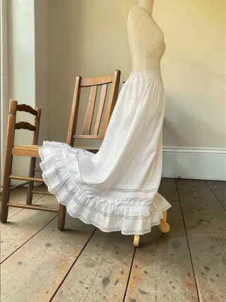 Enaguas antigua con encaje Valencienne, algodon