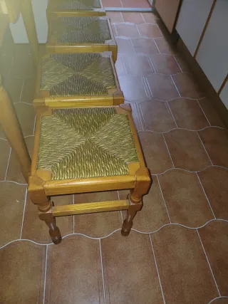 Mesa de cocina y 4 taburetes