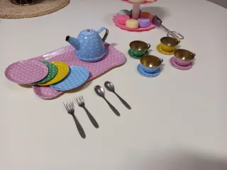 Juego de té infantil con pasteles