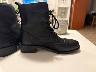 Stivaletti neri similpelle con lacci