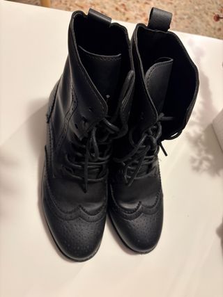 Stivaletti neri similpelle con lacci