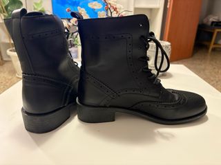 Stivaletti neri similpelle con lacci