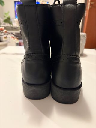 Stivaletti neri similpelle con lacci