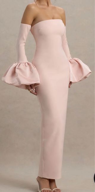 Vestido invitada rosa con mangas abullonadas