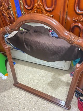 Espejo de madera con marco tallado
