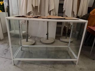 Vitrina expositora de cristal y metal