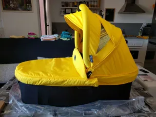 Carrito de bebé amarillo y negro