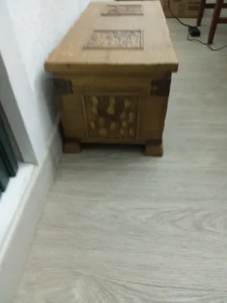 Caja de madera labrada decorada