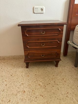 Mesita de noche de madera marrón