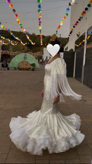 Traje de flamenca blanco con lunares