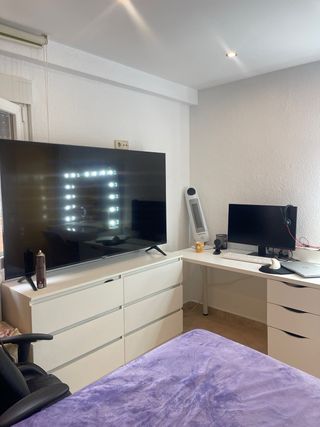 Escritorio blanco amplio y funcional