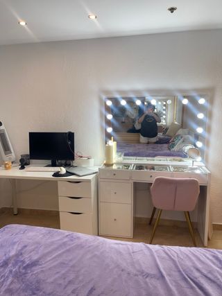 Escritorio blanco amplio y funcional